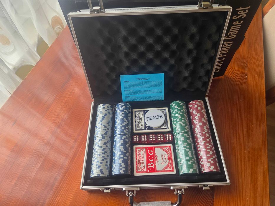 Нов комплект за покер от 200 части с метално куфарче.