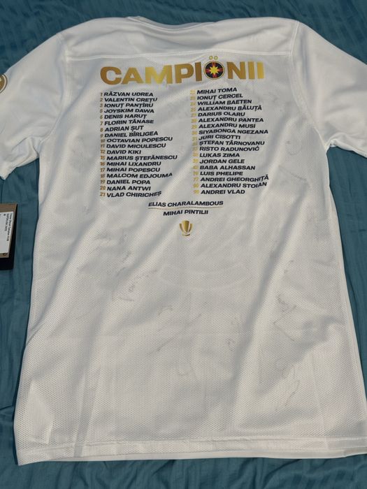 Tricou campionii romaniei cu autografele fotbalistilor de la fcsb