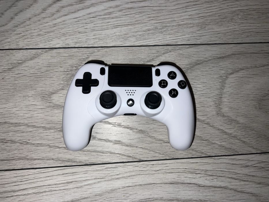 PS4 Pro 1TB + 4 controllere + stație încărcare + 7 jocuriv