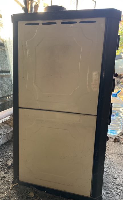 Камина отоплителна с водонагревател на твърдо гориво