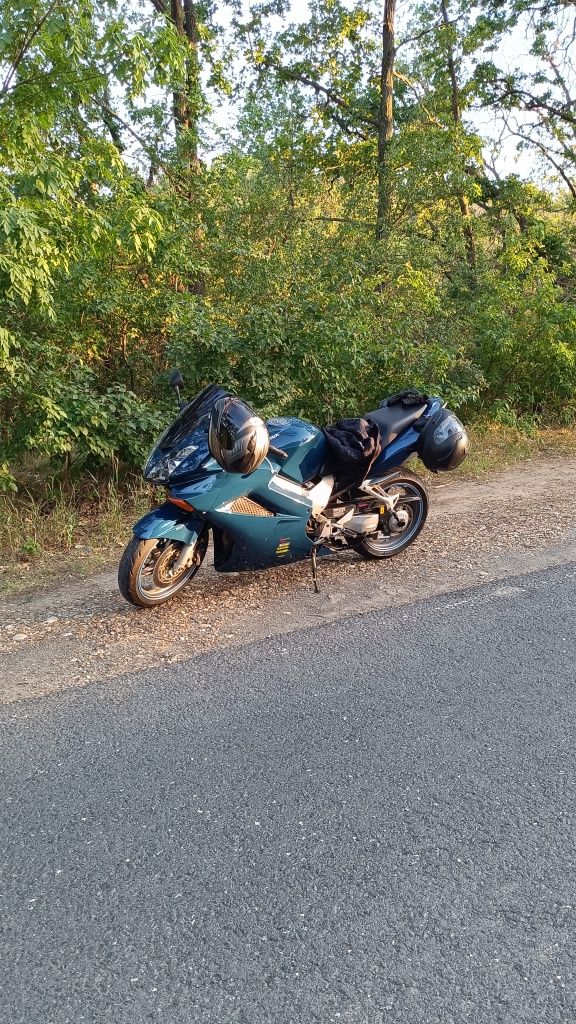 Vând sau schimb Honda vfr 800 v-tec 2005