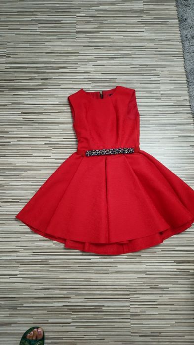 Vând rochiță  rosie