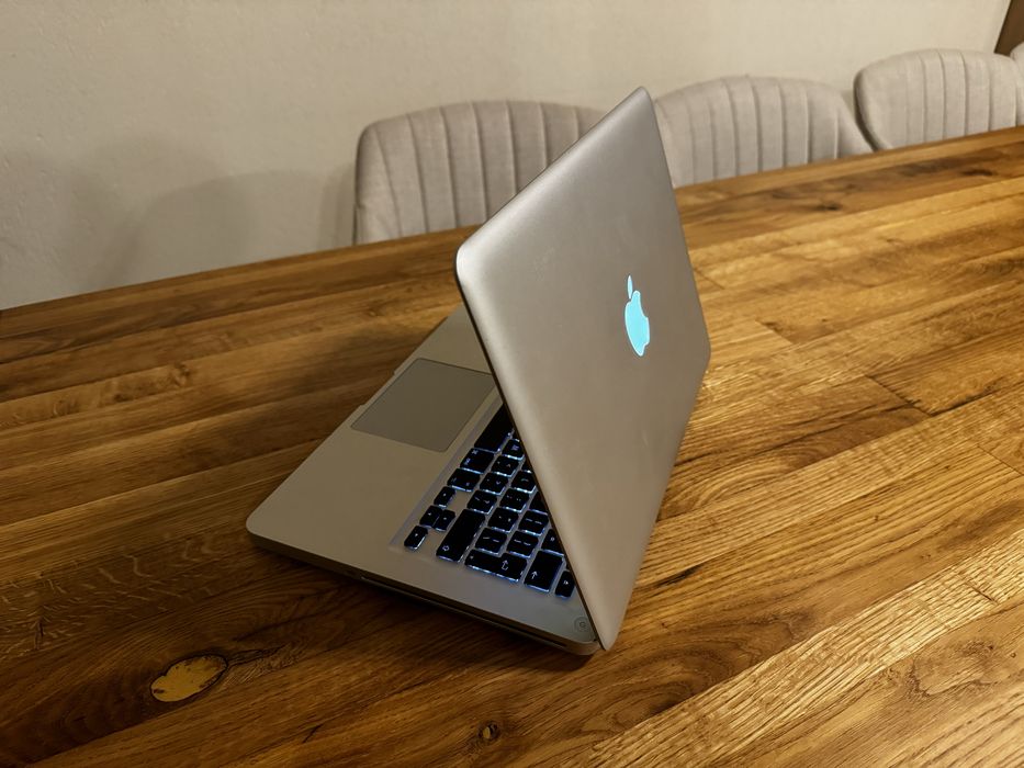 Laptop MacBook Pro 13-inch, OS Sonoma, procesor i5, SSD 256GB, 8GB RAM