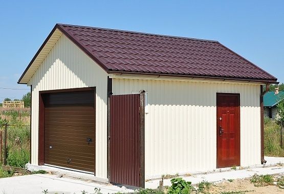 Vând garaje auto din structura metalica invelite cu blocuri sandwich