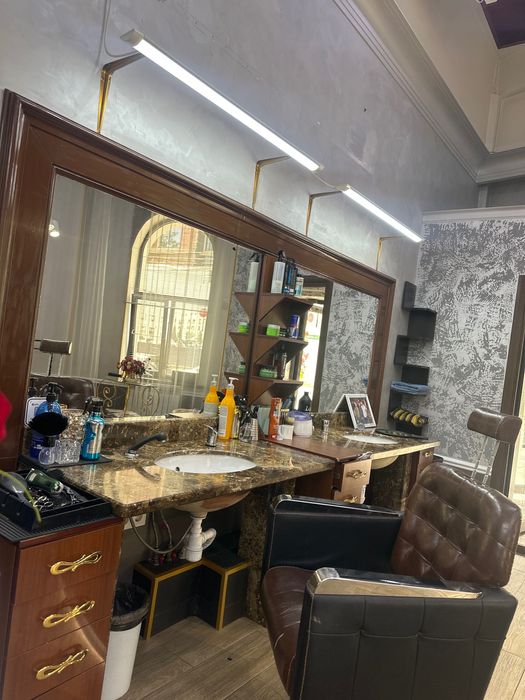 Для барберов зеркало с раковиной