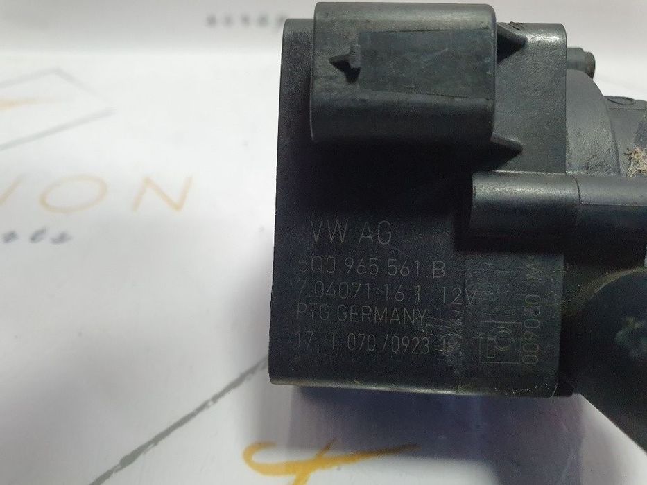 Pompa auxiliara cu defect VOLKSWAGEN PASSAT Variant 3G5 2014 - > 2.0 TDI CRLB, DBGA, DFGA 5Q0965561B
