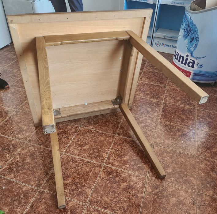 Продавам квадратни дървени маси - 10 броя