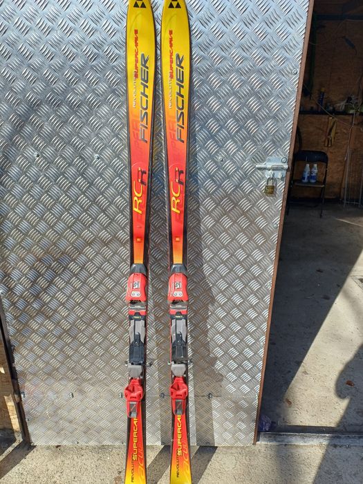Vând 2 seturi de ski [ Fisher revokution  supercave] plus bețe ski.