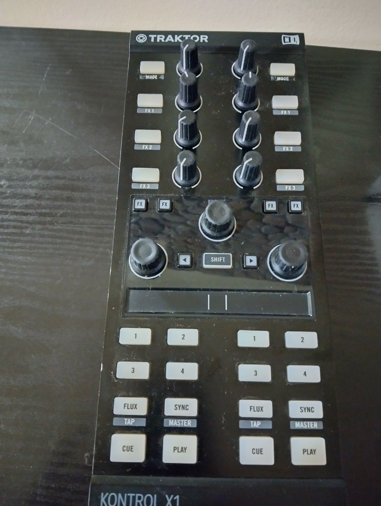 Native Instruments Traktor controller X1 MK2