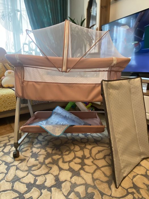 Pătuț 3 în 1 cu saltea, masă de schimbat, plasa țânțari + depozitare