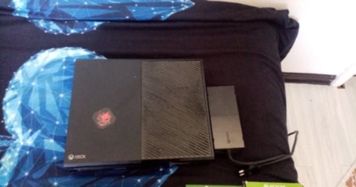 Vând Xbox one  +fifa25