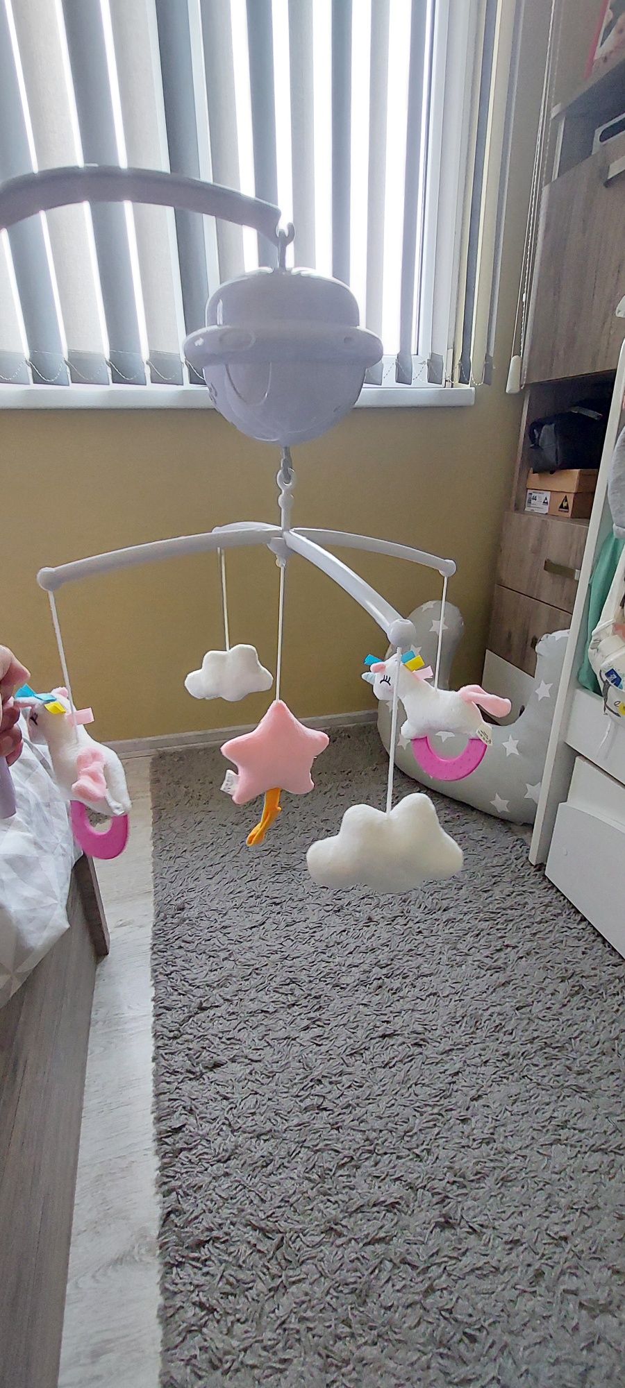 Музикална играчка  за легло с проектор и блутуут chipolino