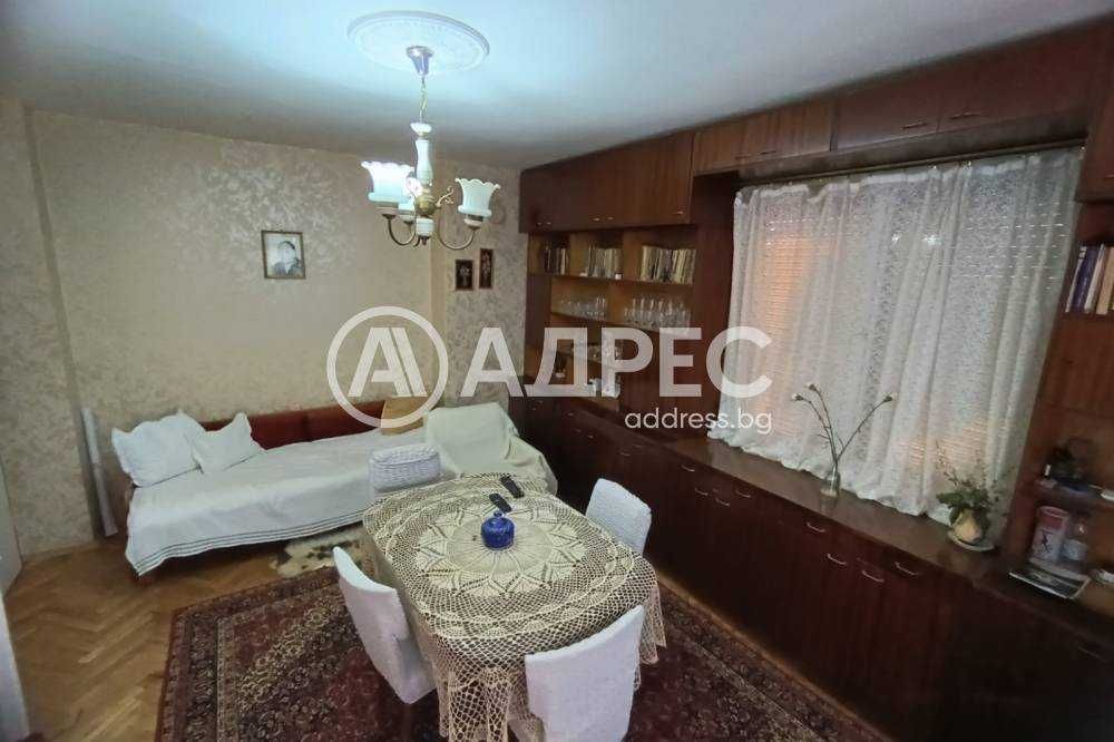 Продава се тристаен апартамент в центъра на гр. Разград!