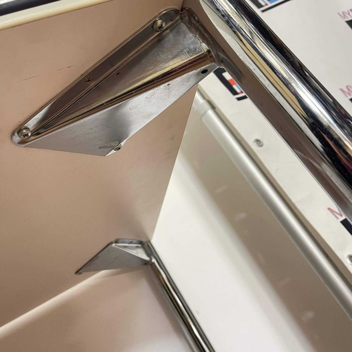 Masa cu picioare cromate si blat din PAL