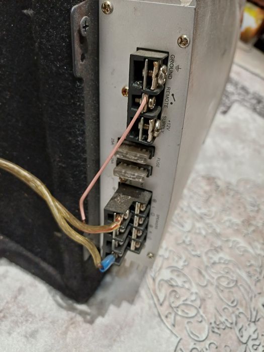 Бас каса със осилвател