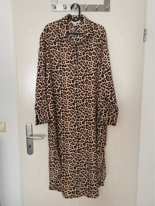 Rochie satinata cu imprimeu animalprint** H&M