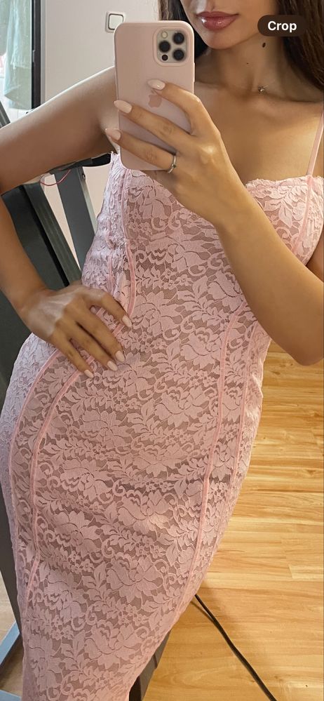 Розова рокля LBD