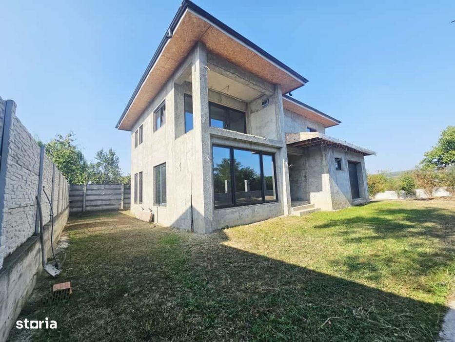 Vilă luminoasă, 4 camere, cu teren generos – Com. Plopu