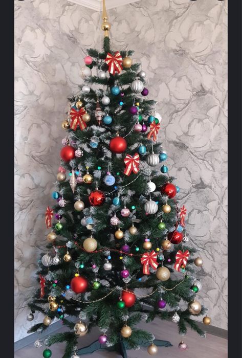 Ёлка новогдняя с игрушками