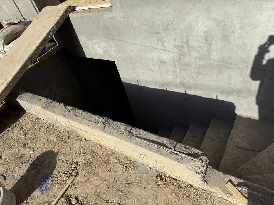 Участок, коробка с сантехникой, электрикой и бассейном