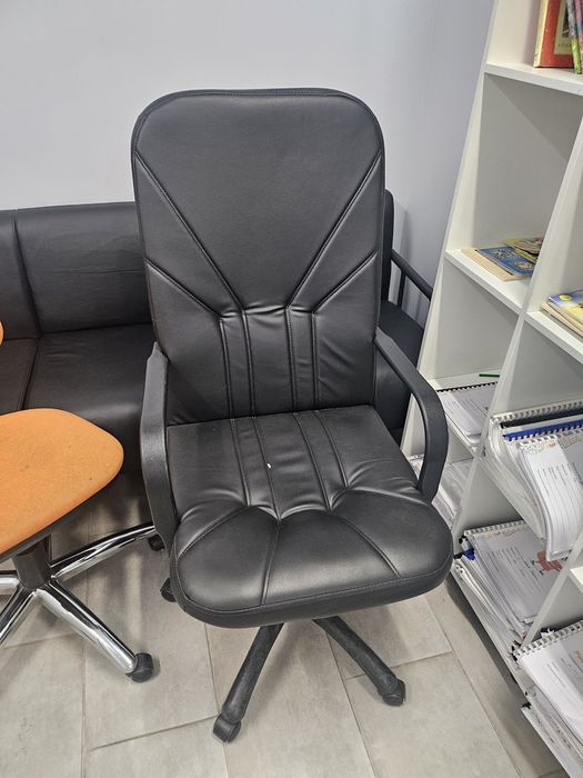 Продам офисное кресло и столы