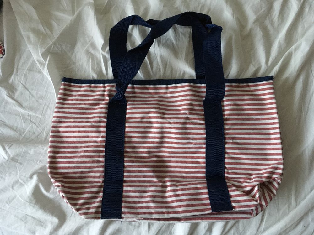Плажна чанта на Elizabeth Hurley