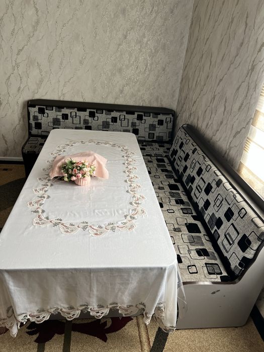 Куханный стол с диваном состояние отличные