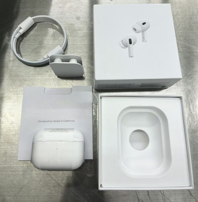 Продам Apple AirPods Pro 2nd Generation with MagSafe Charging Case