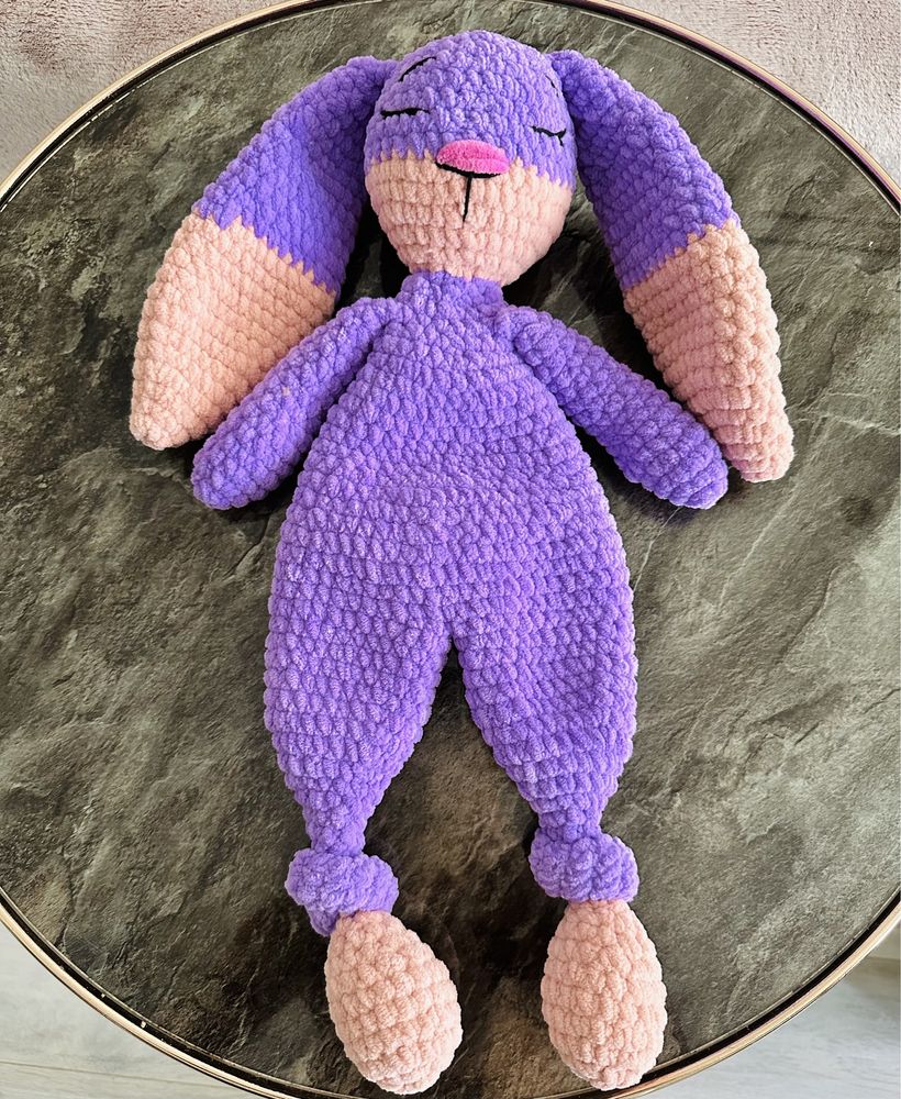 Iepuraș amigurumi croșetat