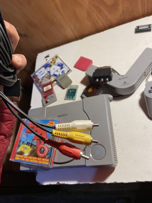 Dau PlayStation 1 Sony cu tot jocuri la el schimb doar cu un telefon