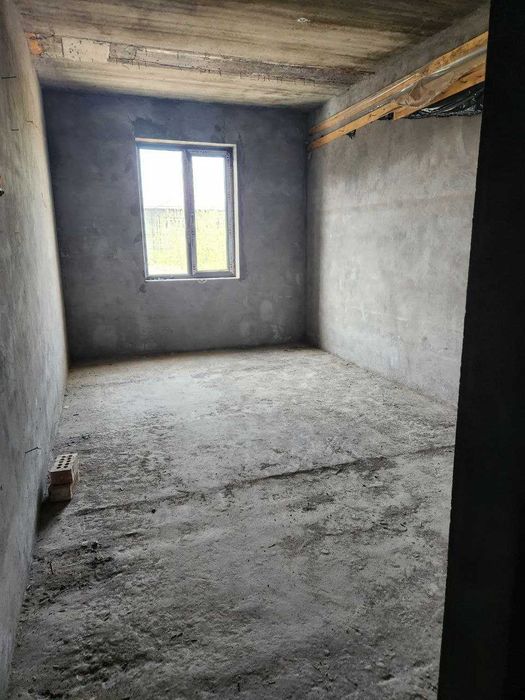 Zamona to'yxonaning ro'parasida novostroykada uy sotiladi