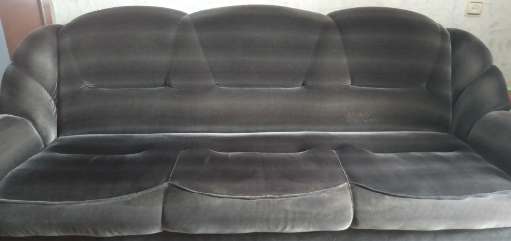 Продается Диван с  двумя креслами ,черного цвета ткань велюр,