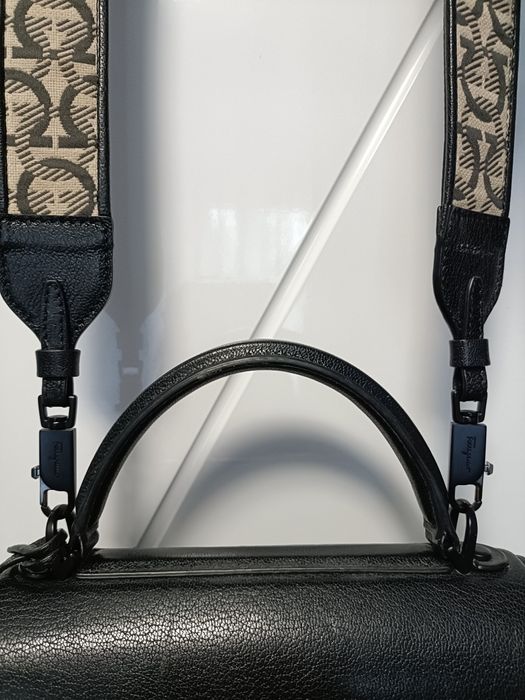 Vând geanta Ferragamo