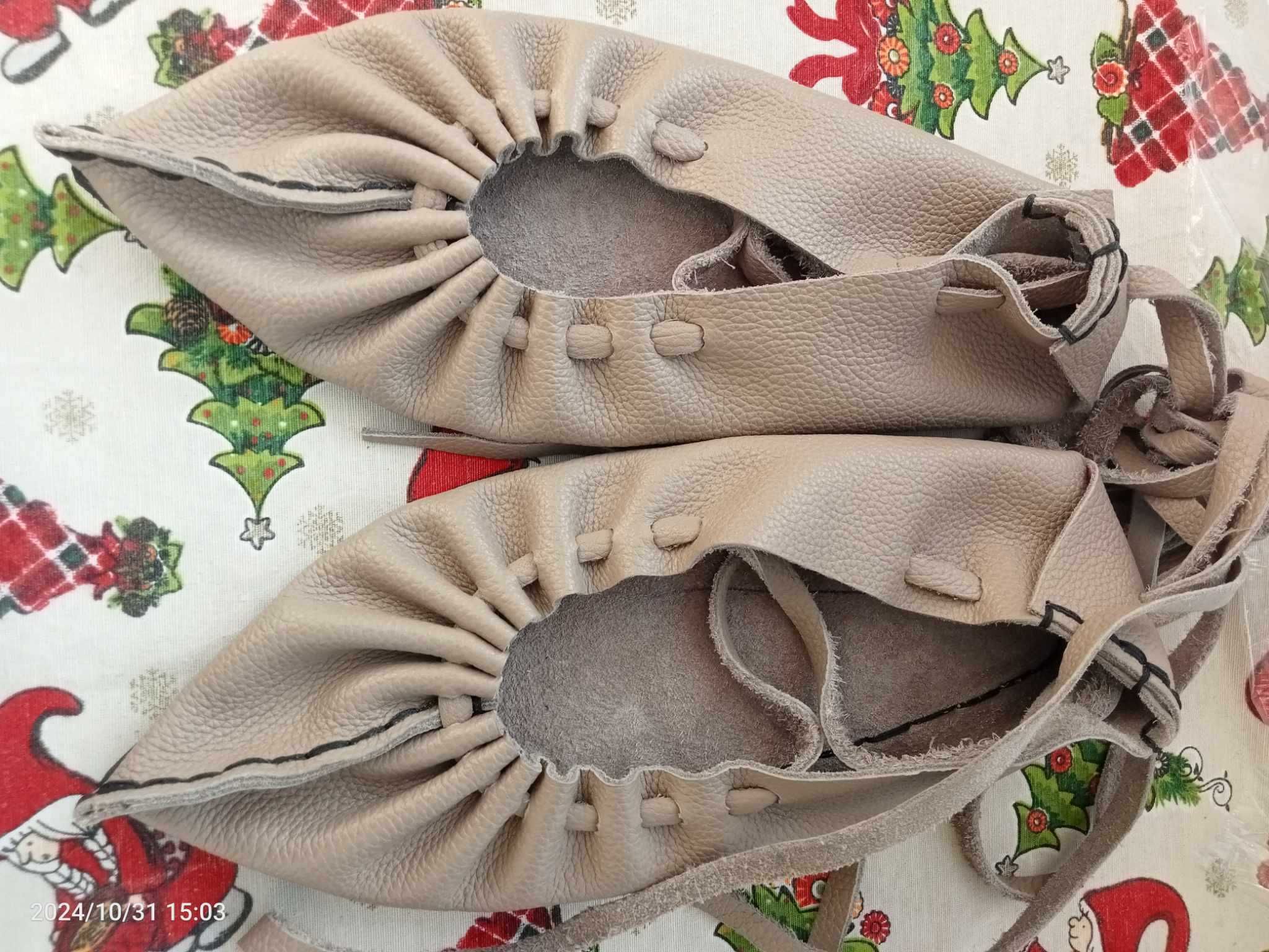 Opinci, crem-gri, lungime maxim 27cm, lățime 10 cm, cu talpă