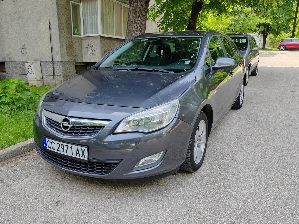 Opel Astra J 1.7CDTI 110к.с. 2011г.отличен