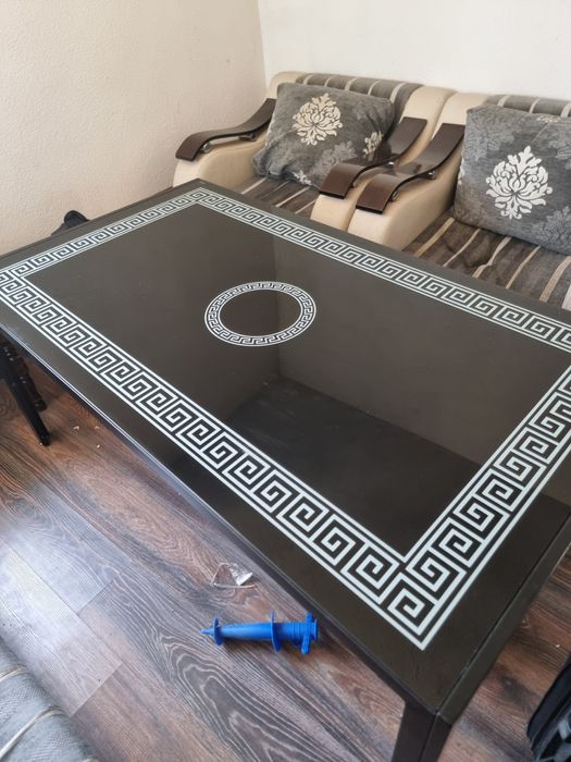 Стъклена голяма маса