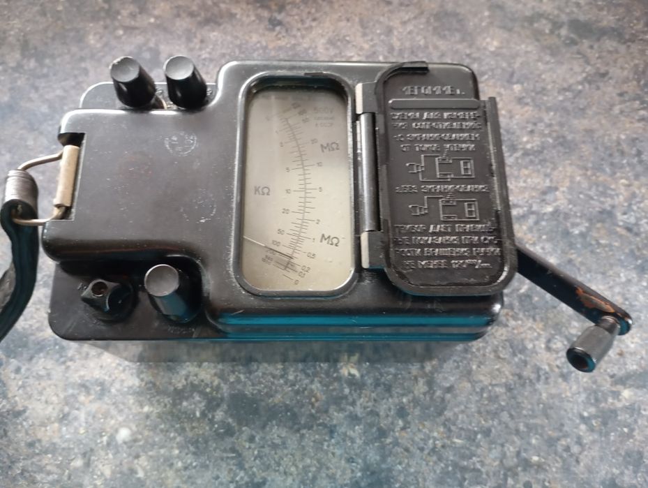 Мегаомметър М1101, произведен през 1959 г. в СССР.