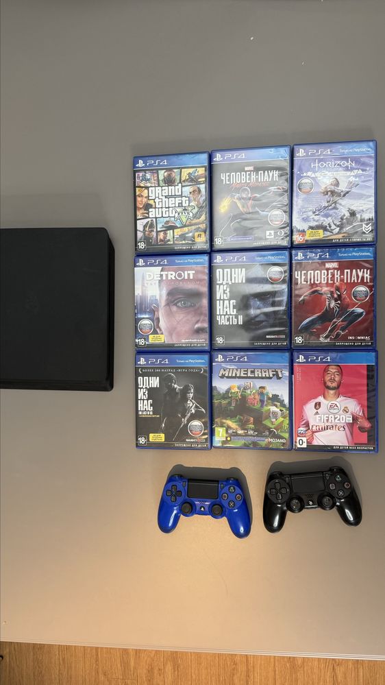 Sony PlayStation 4 + 2 DUALSHOCK 4 controller
