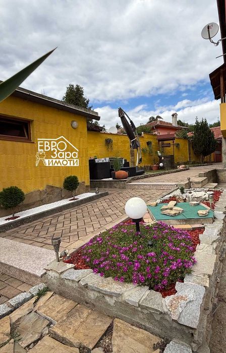 Масивна, обзаведена къща, с панорамна гледка в с.Змейово