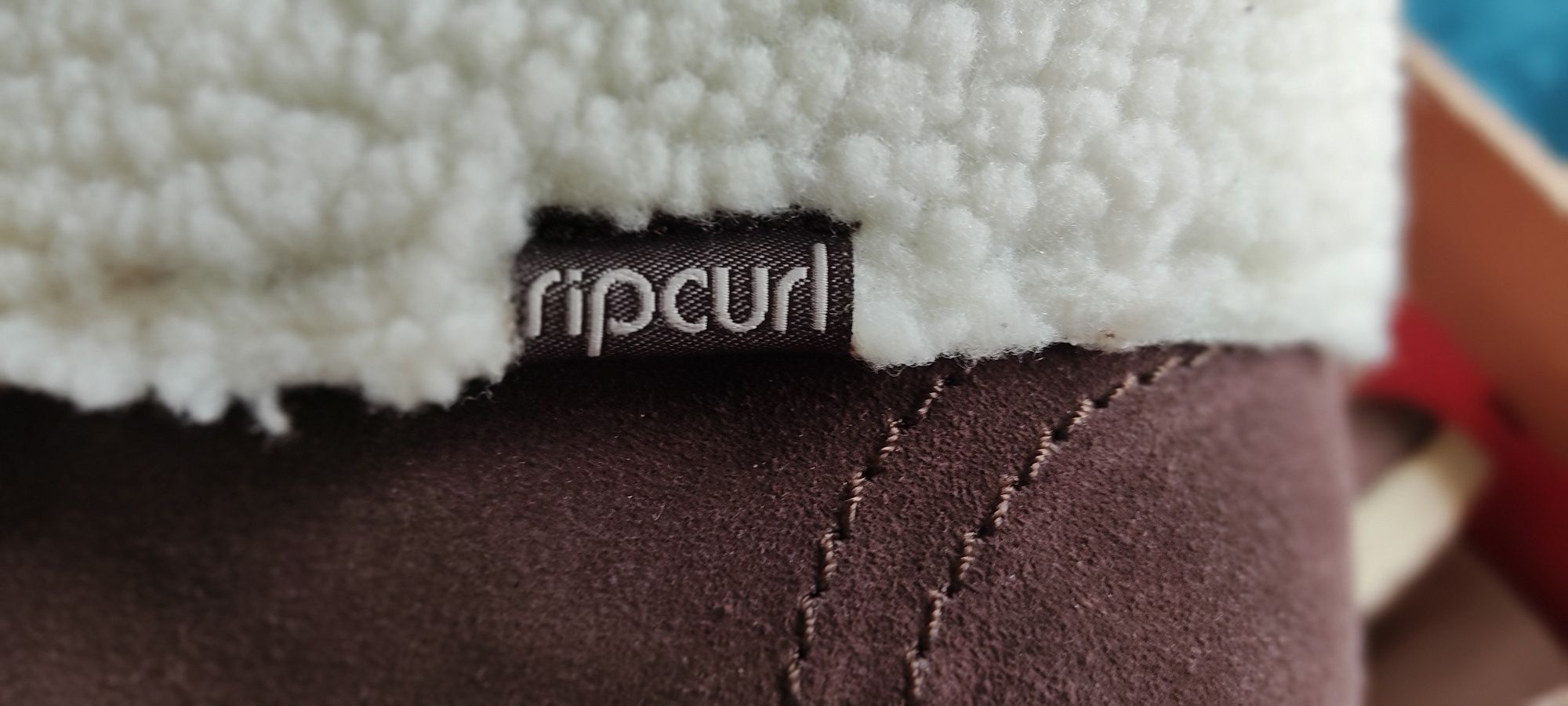 Продавам нови,дамски велурени обувки Rip Curl surf, номер 38.