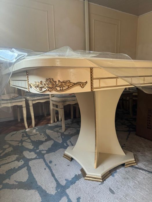 Стол для гостинной