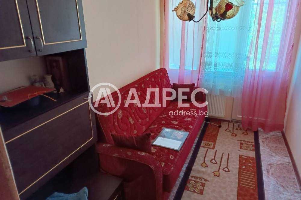 Tриетажна къща в тих и спокоен квартал