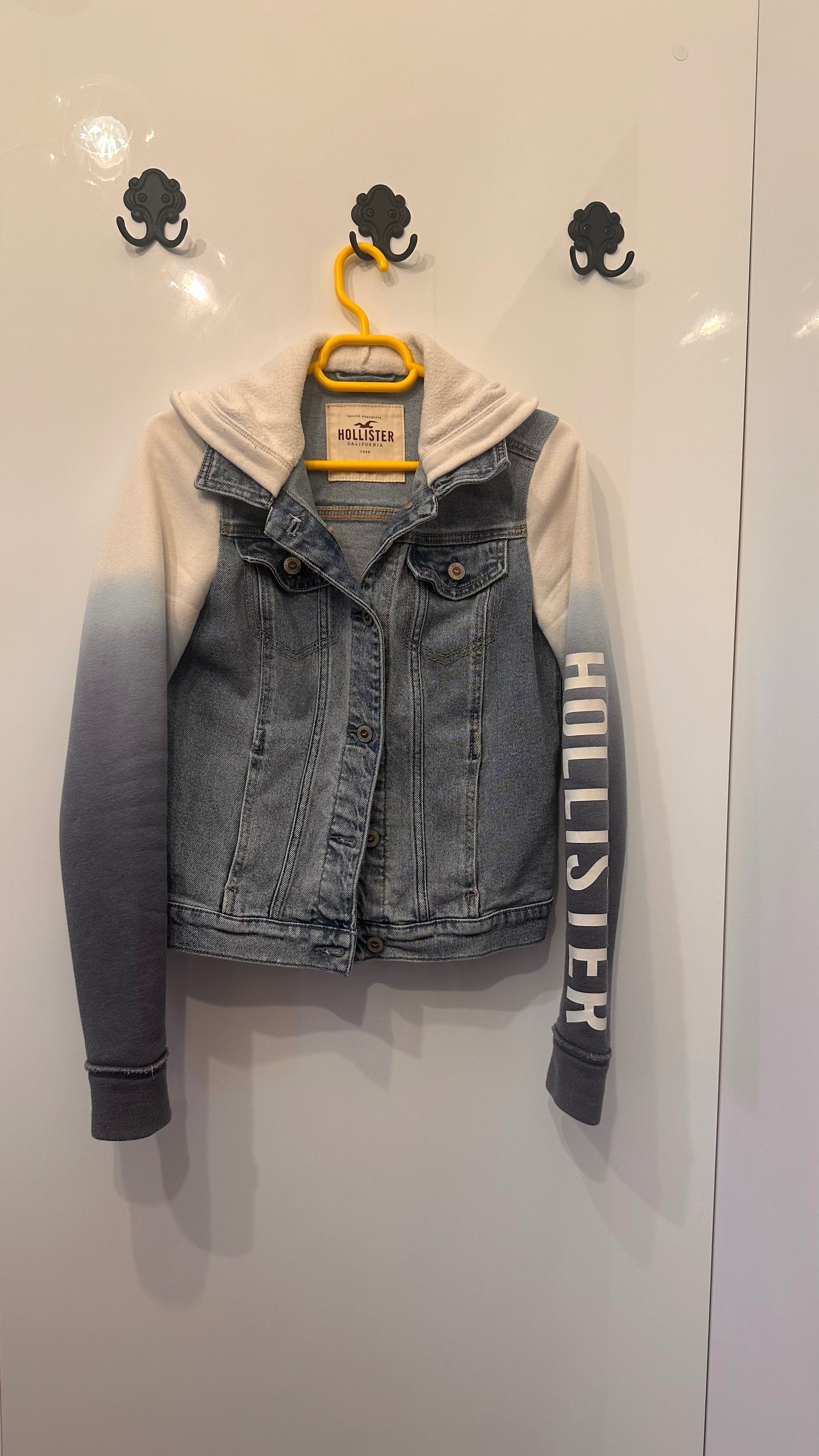Geacă Hollister din blug cu mâneci de material mărimea S