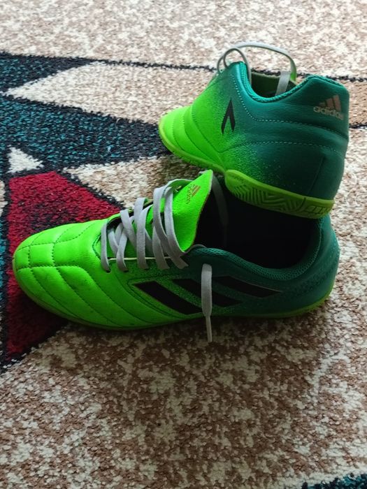 Vând ghete futsal mărimea 37