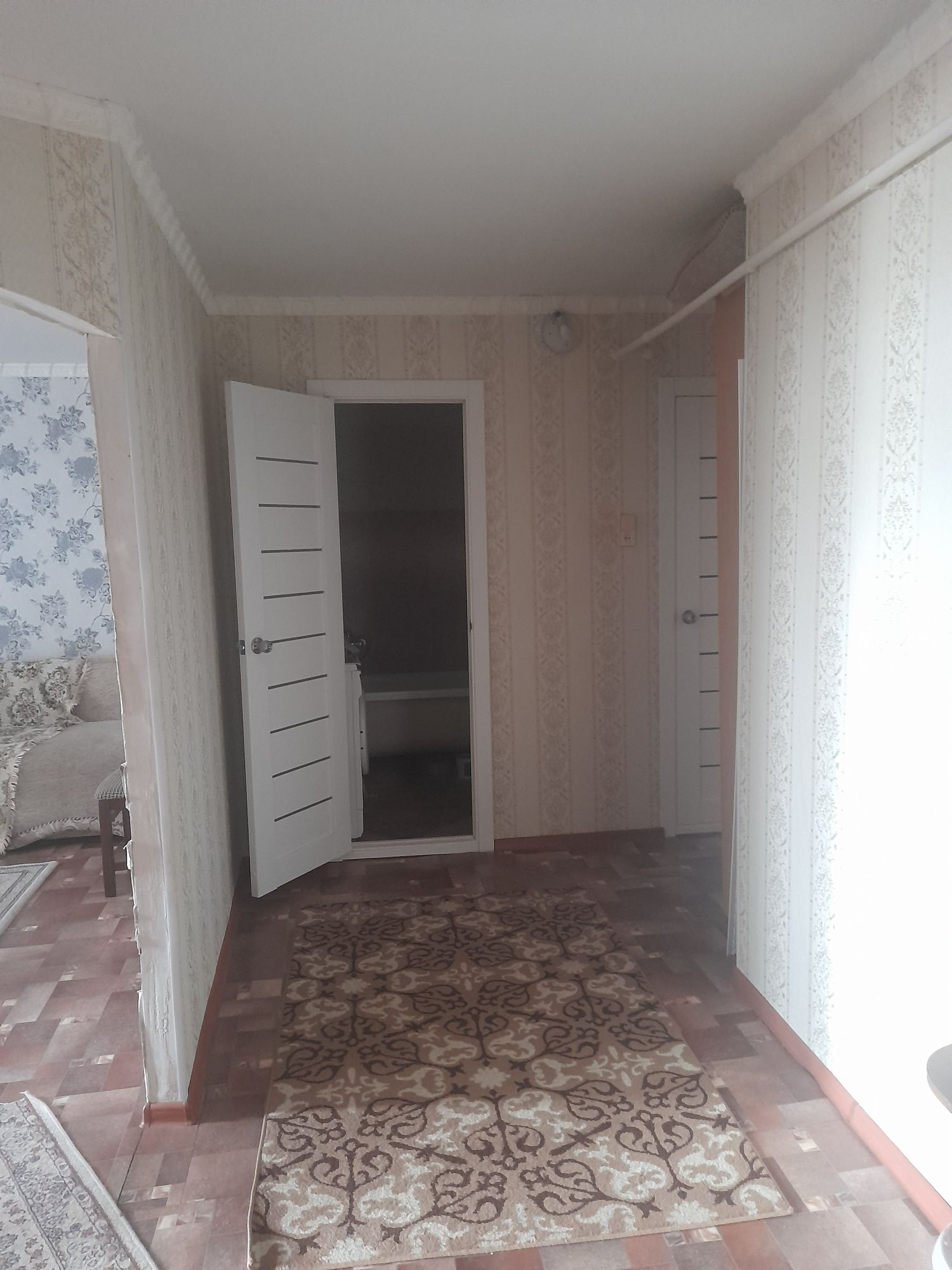Продам 2-х комнатную улучшенной планировки в 6-м микрорайоне.