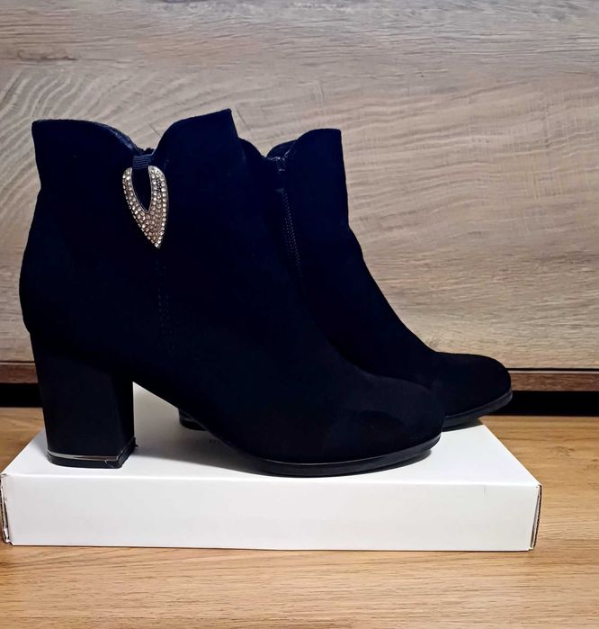 Велурени боти с широк ток