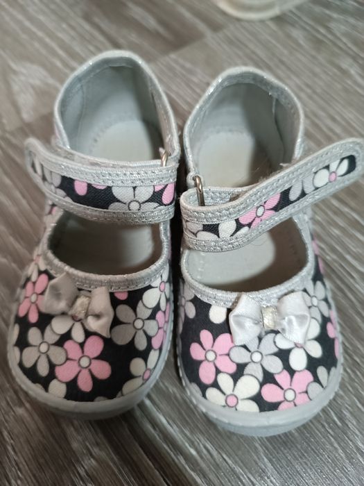 Сандали, пантофи, маратонки