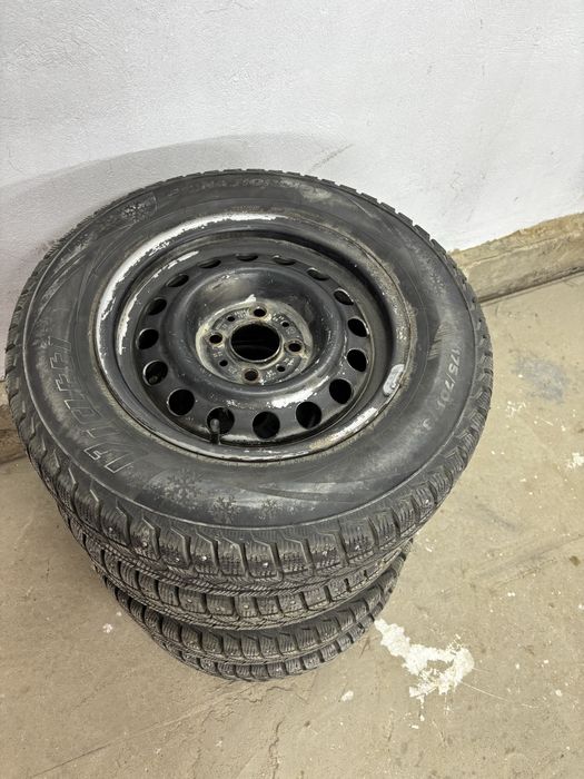 Продам комплект зимный шина