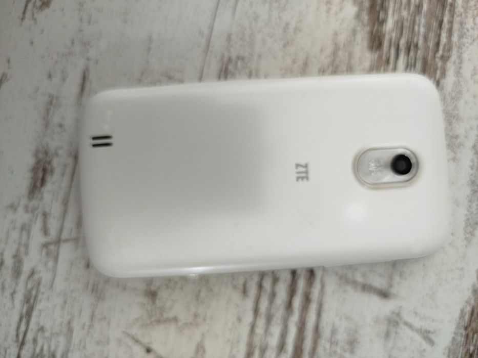 Телефонче ZTE бял