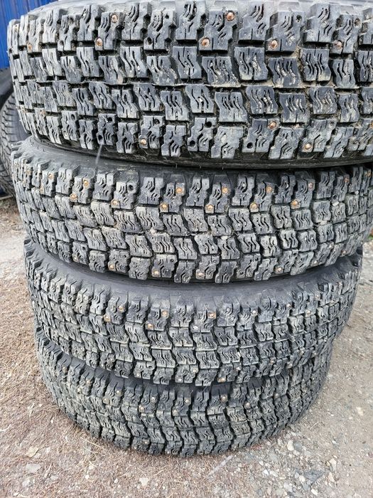 Продам зимние шипованные шины на Ниву б/у